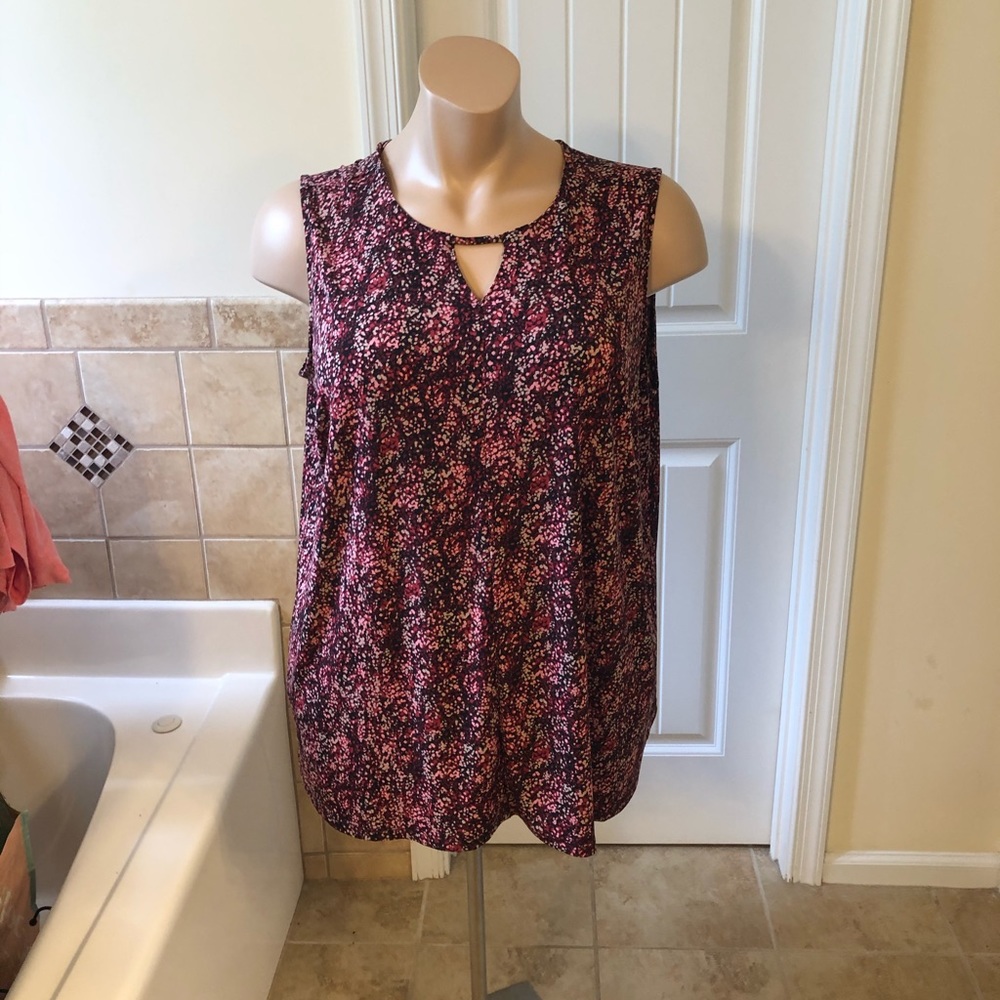 Sleeveless blouse with keyhole neck design